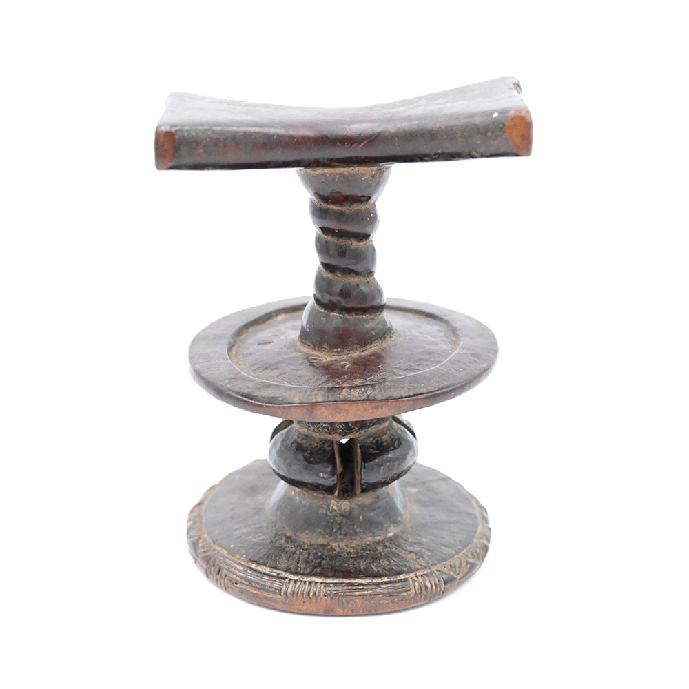 Wooden headrest with a circular base